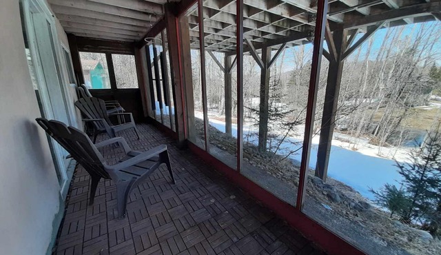 Cozy 2 bedroom with fireplace and small swimmable lake 15 min from Mt Tremblant