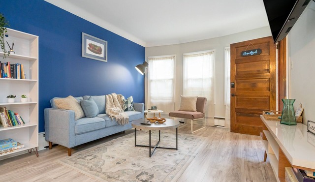 Cozy 2- bedroom w/patio mins from Midway Airport