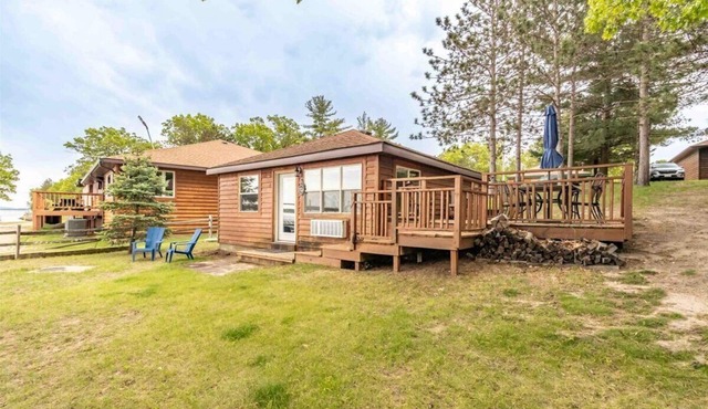 Cozy 2-Bedroom Waterfront Cottage on Castle Rock Lake – Right Next to Shipwreck Bar & Grill