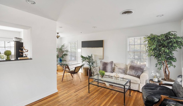 Cozy 2-bedroom White Rock Lake Cottage, 10 Min to Downtown Dallas