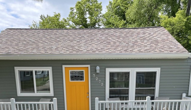 Cozy 2 bedroom with loft near Lake Huron. Sleeps 6! 5 min walk to private beach!