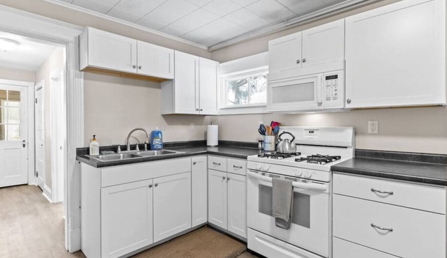 Cozy 2 Bedroom with Parking!