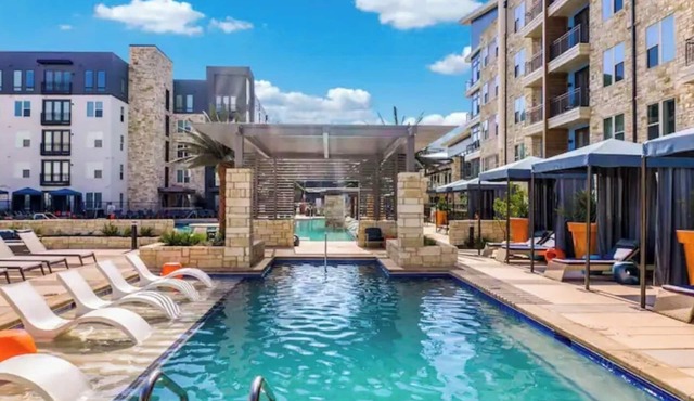 Cozy 2- bedroom with Smart TV’s, AC, WiFi, huge pool in amazing Area of Addison
