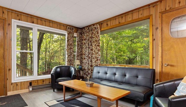 Cozy 2 bedroom Wood Cottage