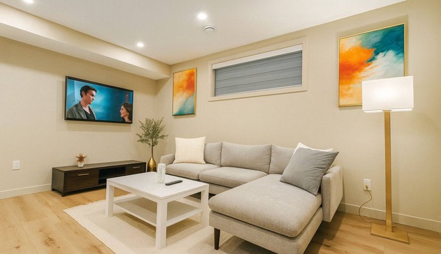 Cozy 2 Bedrooms 1 Bathroom Sleeps 4 Private Walkout Basement Suite