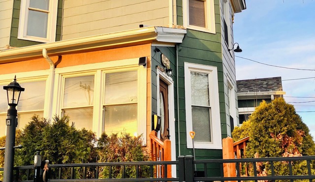 Cozy 2-Bedrooms Apartment In Historic Syracuse. nVintage Charms & Modern Comfort