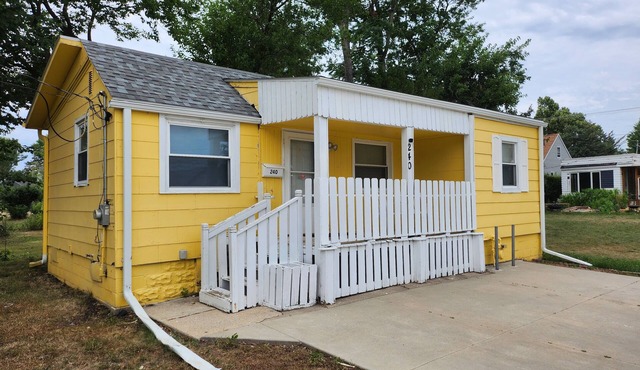 Cozy 2 Bedrooms Home- convenient location.