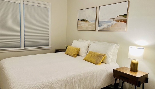 Cozy 2 bedrooms in the heart of historic Linden Hills Neighborhood