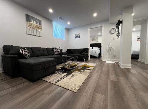 Cozy 2 Bedrooms Modern Basement Suite with Private entrance, Kitchen and parking