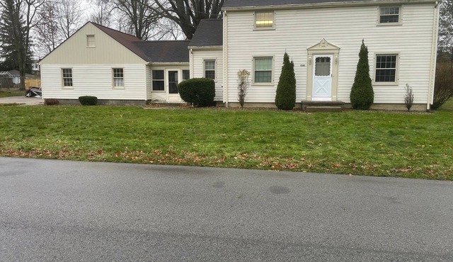 Cozy 2 beds, 1 Sofa bed, Apartment with Garage in Charming Salem.