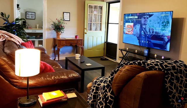 COZY & 2 blocks to ENMU~Perfect for single travelers, couples, or small families