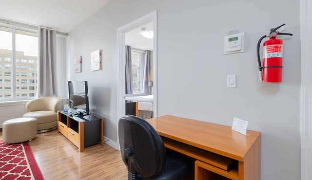 Cozy 2 BR 1 bath oasis, pet-Friendly. Close to parks, bars and restaurants.