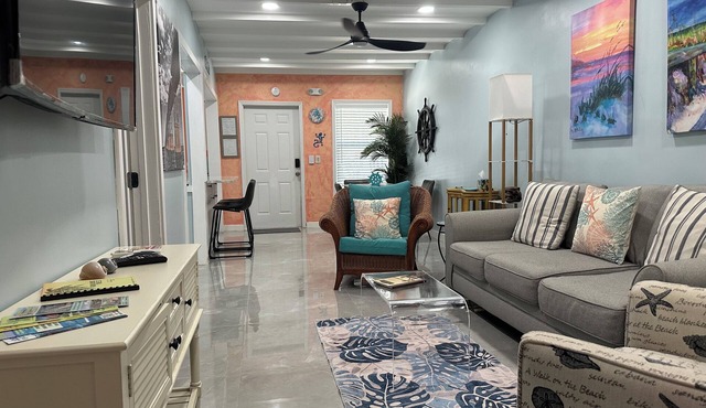 Cozy 2-BR 2-BA bungalow near beaches and 7-Mile Bridge - Pet Friendly!
