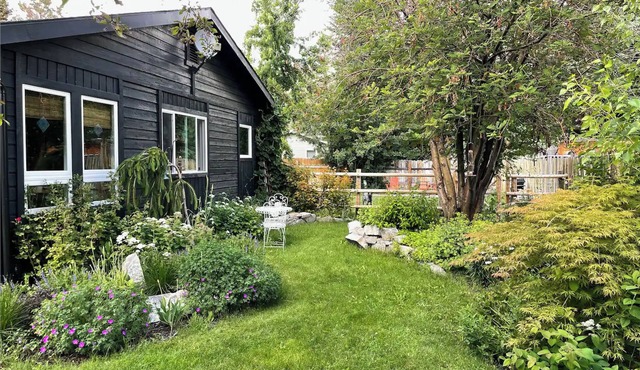 Cozy 2 br/2ba bungalow with beautiful garden close to Sun Valley!