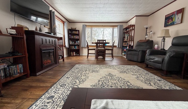 Cozy 2-BR ANF cottage w/fireplace in peaceful setting, pet friendly in Kane