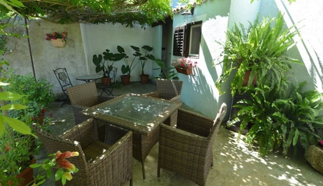 Cozy 2-BR Apartment, Pet-Friendly for 4 Guests