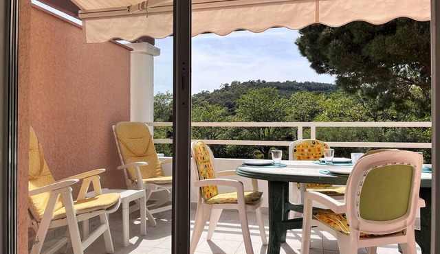 Cozy 2-BR Apartment with Terrace & Parking, 200m from Beach - Le Lavandou