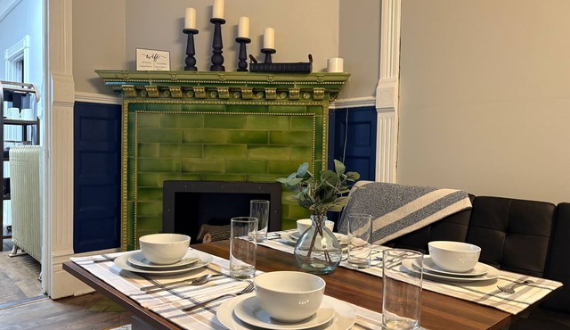 Cozy 2-BR Apt: Full Beds & Comfortable Living Area