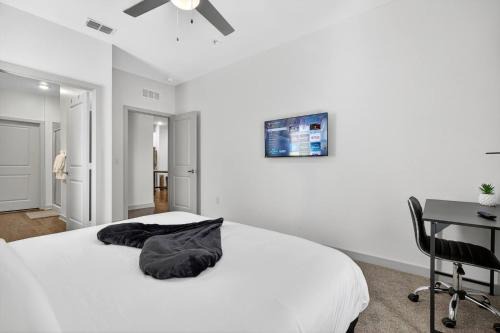 Cozy 2 BR Apt |King Bed |Pool |Gym| Close to Mayo