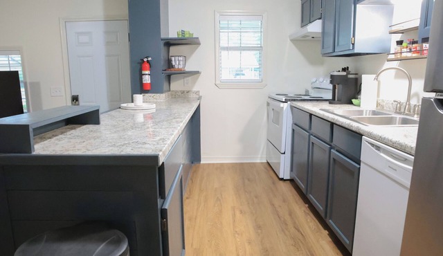 Cozy 2 BR Bungalow - Near dining- college + patio
