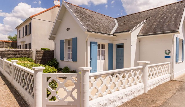 Cozy 2-BR Cottage Steps from Beach with Enclosed Garden & Fishing Gear