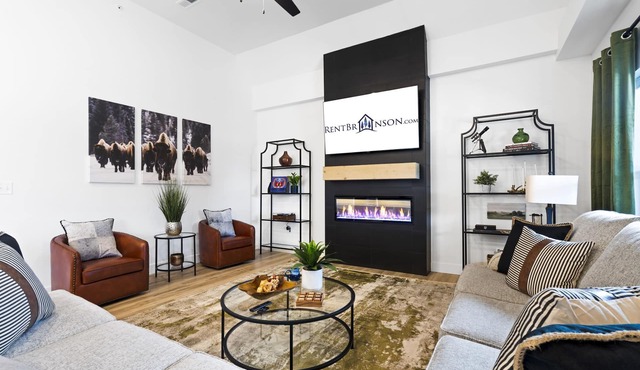 Cozy 2 Br Chalet at Rocky Shores- Private Hot Tub-Free Attraction Tickets-Cmty Amenities!