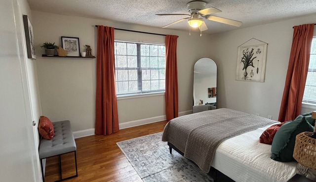 Cozy 2 BR Close to Masters & Downtown!