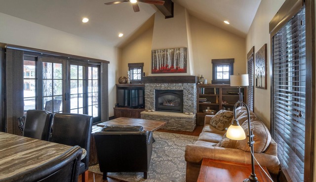 Cozy 2 BR Cottage |Private Hot Tub and Fireplace