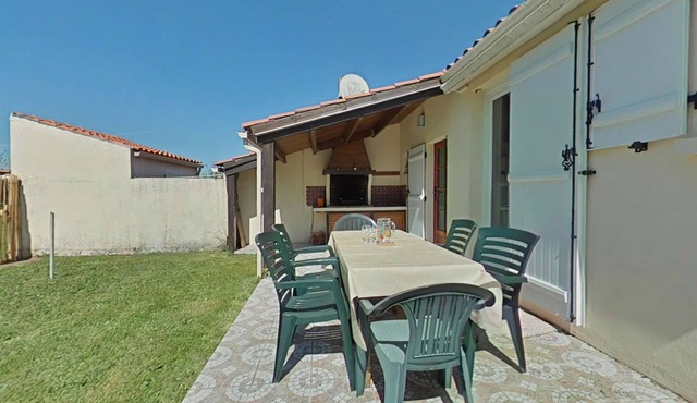 Cozy 2-BR Beach House with Terrace, BBQ, and Parking - 400m from La Sauzaie Beach