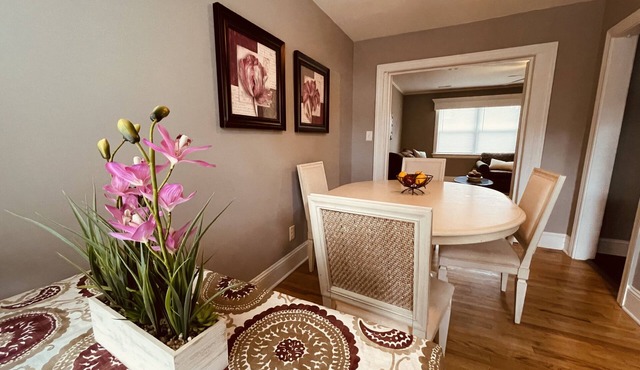 Cozy 2-BR Haven near Attractions! Perfect for Short or Long Stays