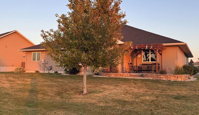 Cozy 2 br Home - Fireplace, Man Cave, Office, & Heated Garage Spaces