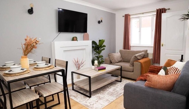 Cozy 2-BR Home, Free Parking, Sleeps 5