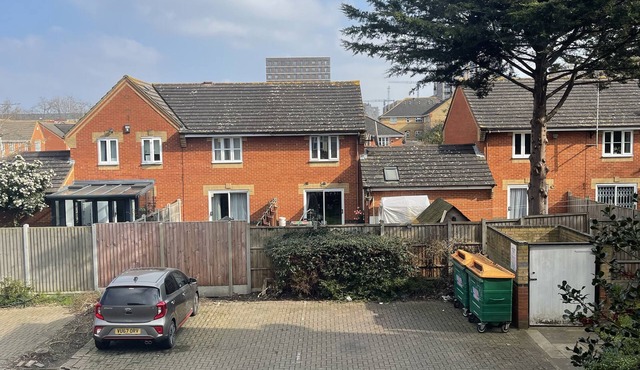 Cozy 2-BR Home with Patio & Parking in London! 10 Mins to London City Airport