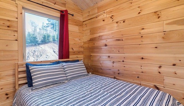 Cozy 2 BR Log Cottage w/Firepit Bbq,close to lakes, vineyards, zipline & Skiing