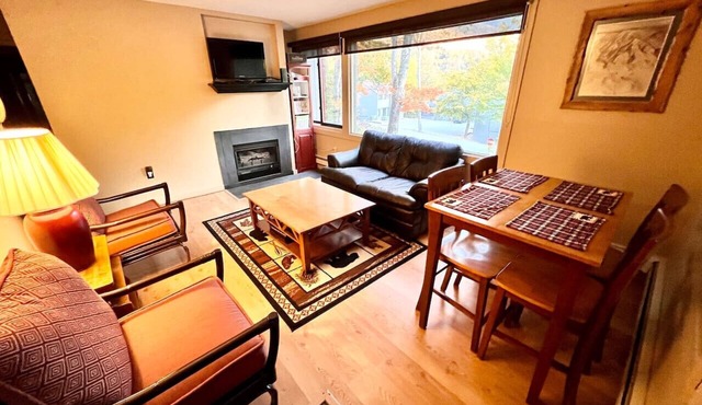 Cozy 2 BR townhouse with Pool across from Loon Mtn