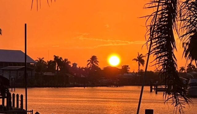 *Cozy 2 BR * Waterfront home with Heated Pool