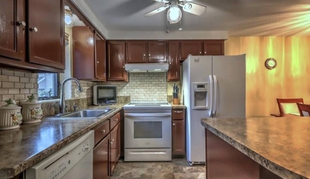 COZY 2 BRM TOWNHOME WITH SURROUNDING STATE PARKS FOR HIKING/PET FRIENDLY