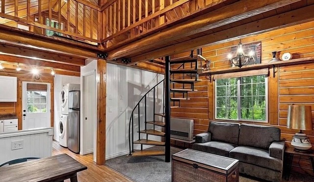 Cozy 2-loft cabin in enchanting Biglake with WiFi, and lake access close by