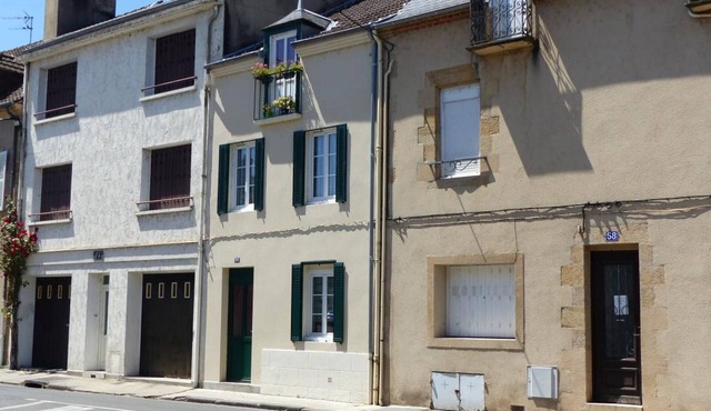 Cozy 2-Person City House with Courtyard, Near Downtown, WiFi, Free Bikes and Parking