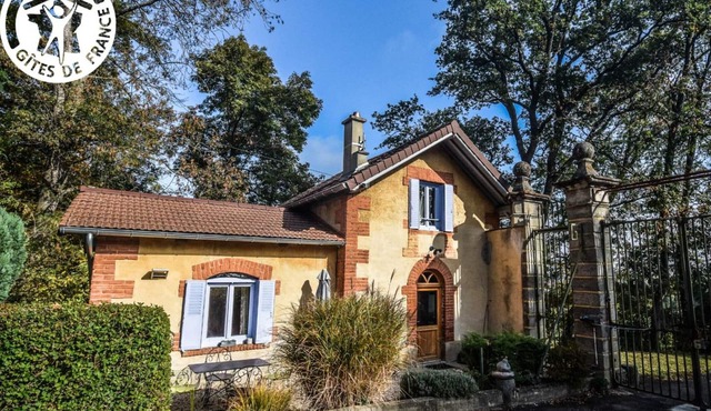 Cozy 2-person cottage with garden and fireplace in Montbrison