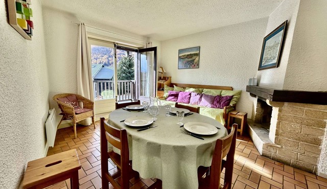 "Cozy 2-Room Mountain Apartment with Fireplace & Ski Shuttle - Sleeps 6"