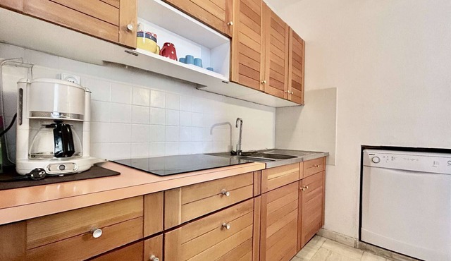 Cozy 2-Room Mountain Retreat, Sleeps 6, Near Shops & Ski, Fully Equipped Kitchen, Bright & Spacious