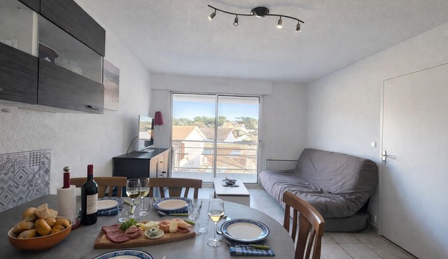 Cozy 2-Room Apartment Near Beach and Shops – Elevator, Balcony, and Modern Amenities
