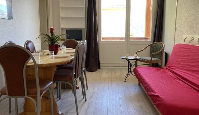 Cozy 2-Room Apt for 6 with WiFi, Near Ski Slopes & Amenities