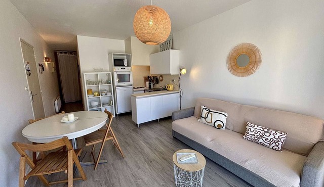 Cozy 2-Room Apartment, 250m from Beach, Terrace, Private Parking, Sleeps 4