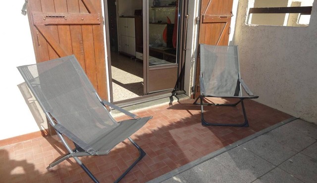 Cozy 2-Room Apartment, 300m from Beach with Terraces & A/C, Sleeps 4