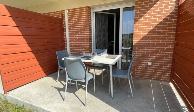 Cozy 2-Room Apartment with Pool, Gym, and Parking Near the Sea