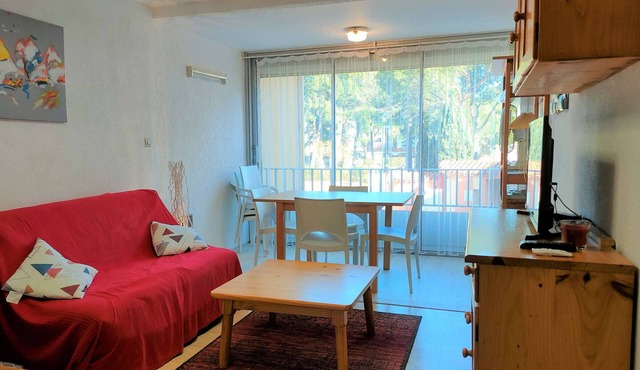 "Cozy 2-Room Apartment with Cabin, Pool Access, Near Beach & Shops - Sleeps 6"