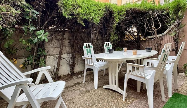 Cozy 2-Room Apartment Near Beach with Terrace, Pool & Parking