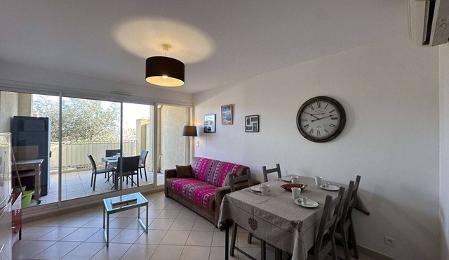 Cozy 2-room apartment with terrace and parking, near beaches